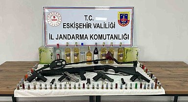 İkametlerinde silah, mühimmat ve kaçak alkol bulunduran 2 şüpheli yakalandı