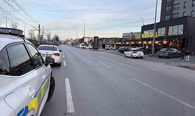 İki otomobil ve tramvayın karıştığı kazada 2 kişi yaralandı