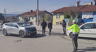 İki otomobilin çarpıştığı kazada 3 kişi yaralandı