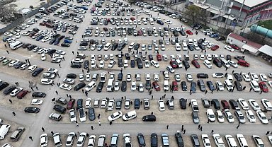 İkinci el oto pazarında buruk bayram