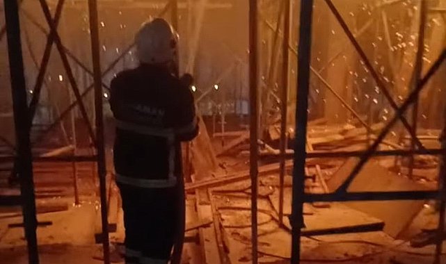 İnşaat halindeki binanın çatısında korkutan yangın
