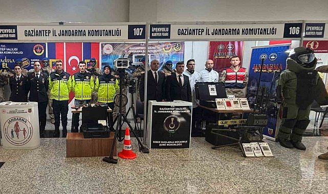İpekyolu Bölgesel Kariyer Fuarı'nda jandarma standına yoğun ilgi