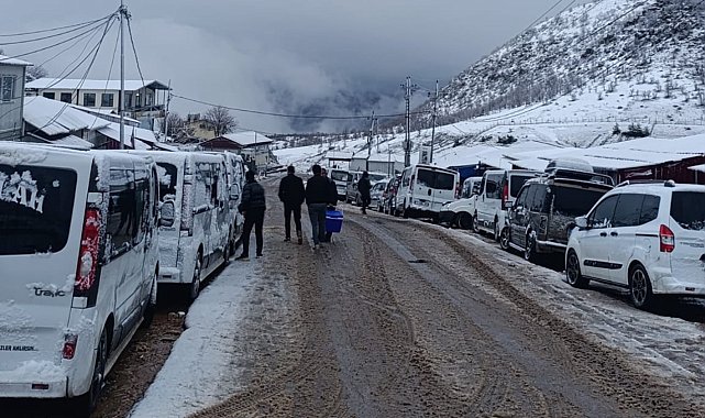 Irak sınırında 'sistem' çilesi: Vatandaşlar kar altında sabahlıyor