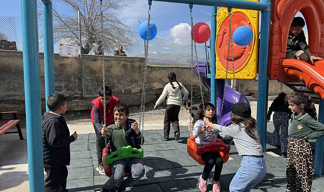 İşçi olarak Almanya'ya gitti, ilçesindeki çocuklara oyun parkı yapıp yardımlarda bulundu