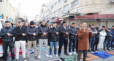 İşgal altındaki Doğu Kudüs'te Müslümanlar, bayram namazını sokakta kıldı