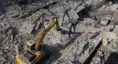 İsrail, Lübnan'da 15 katlı binayı yerle bir etti