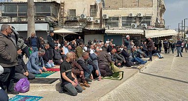 İsrail, Mescid-i Aksa'yı Ramazan'ın son cumasında kapattı, Kudüslüler sokaklarda cuma namazını kıldı