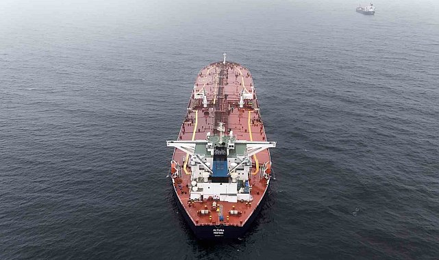 İstanbul Boğazı'na yaklaşırken vurulan tanker havadan görüntülendi