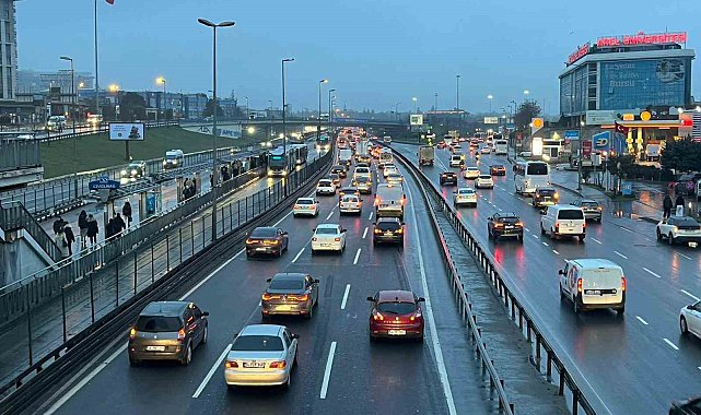 İstanbul'da bayram sonrası haftanın ilk günü sabah saatlerinde trafik yoğunluğu oluştu
