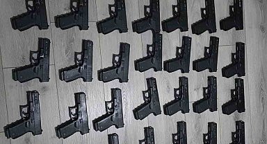 İstanbul'da gözaltına alınan kişinin evinden ve aracından 50 tabanca çıktı