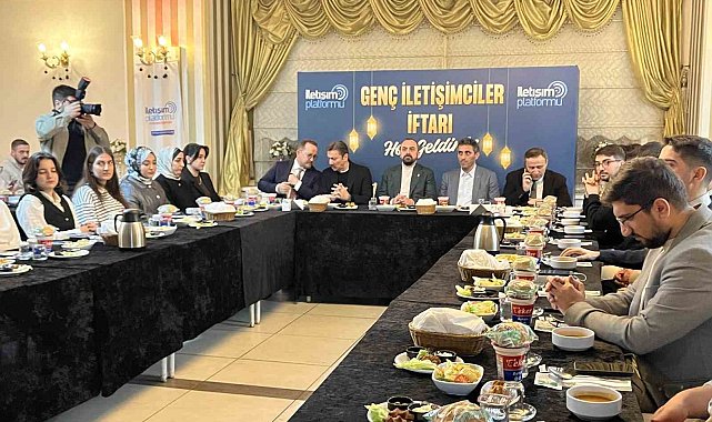 İstanbul'da iletişim fakültesi öğrencileri AK Parti'nin düzenlediği iftarda buluştu