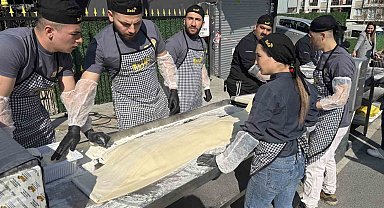 İstanbul'da lahmacun rekoru: 63 metrelik dev lahmacun Guinness'e girdi