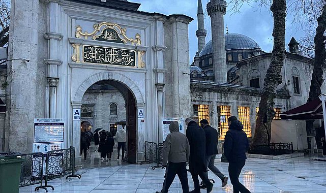 İstanbul'da vatandaşlar bayram namazı için Eyüpsultan Camii'ne akın etti