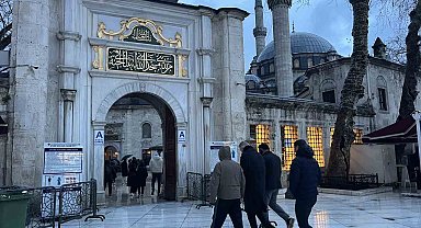 İstanbul'da vatandaşlar bayram namazı için Eyüpsultan Camii'ne akın etti