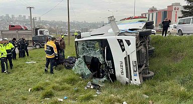 İstanbul'dan yarışmadan dönen öğrencileri taşıyan midibüs şarampole devrildi: 9'u öğrenci 15 yaralı