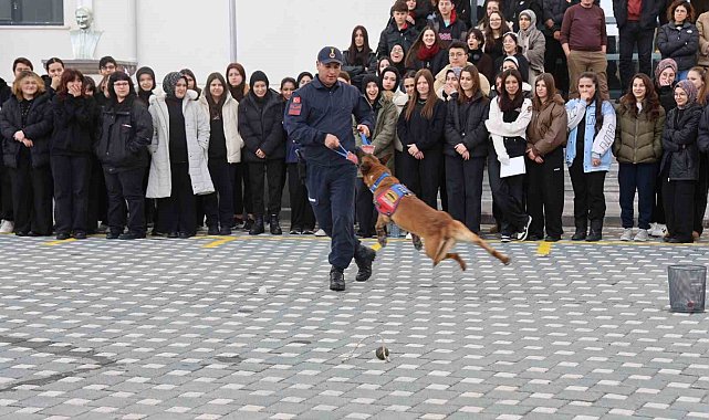 İtaat köpeği Nefes'ten öğrencilere nefes kesen gösteri