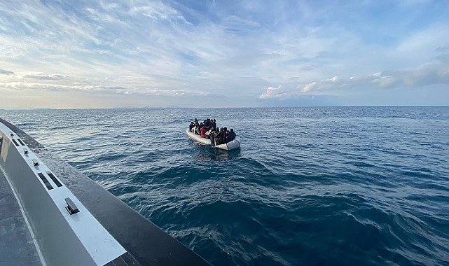 İzmir açıklarında 37 düzensiz göçmen yakalandı, 42 göçmen kurtarıldı