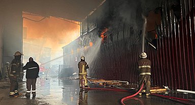 İzmir Buca'da sanayi yangını: 7 iş yeri zarar gördü