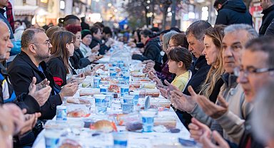İzmir Büyükşehir'in iftar sofrası Kemeraltı'nda kuruldu