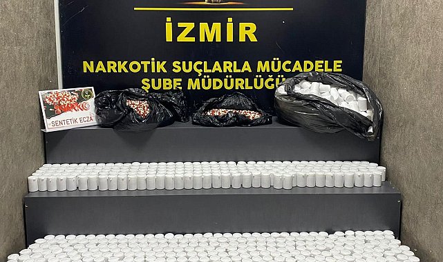 İzmir'de bir araçta 84 bin sentetik ecza ele geçirildi