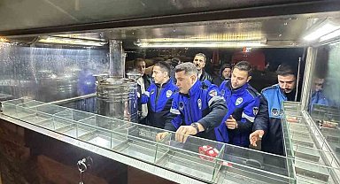 İzmir'de iki bardak çayı 300 liraya satan satıcıların malzemelerine el konuldu