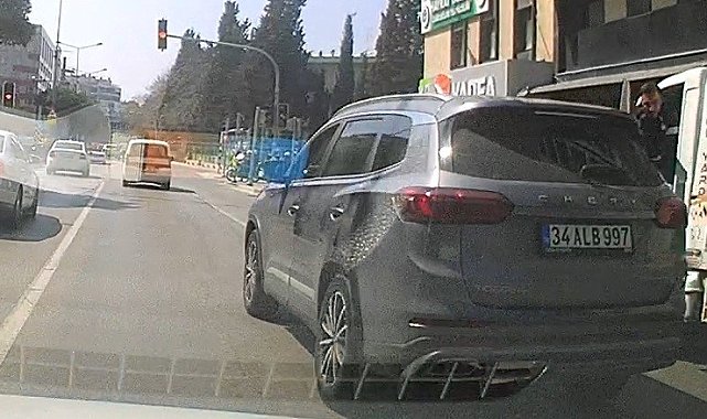 İzmir'de kural tanımaz sürücü araç kamerasına yansıdı