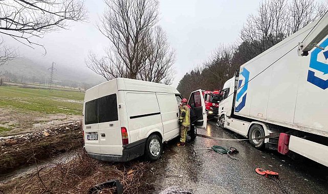 İzmir'de otomobil ile tır çarpıştı: 2 yaralı