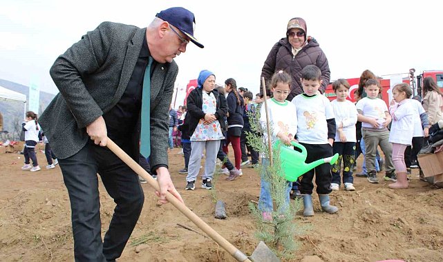 İzmir'de yangından etkilenen bölgelerde fidan dikimi yapıldı