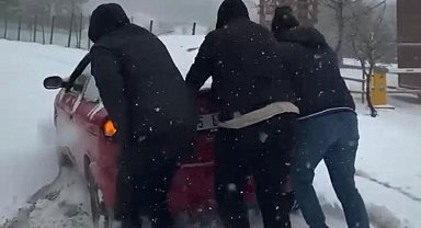 İzmir'in yüksek kesimlerine bayramda kar yağdı