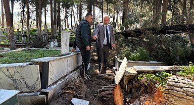 İzmir'de fırtınadan etkilenen mezarlıklara hızlı müdahale