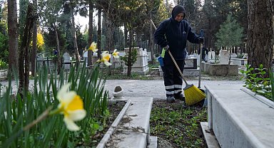 İzmir'de mezarlıklar bayrama hazırlanıyor