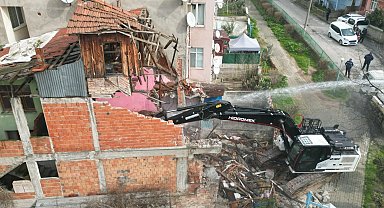 İzmit Kozluk'ta tehlike oluşturan metruk binaya yıkım