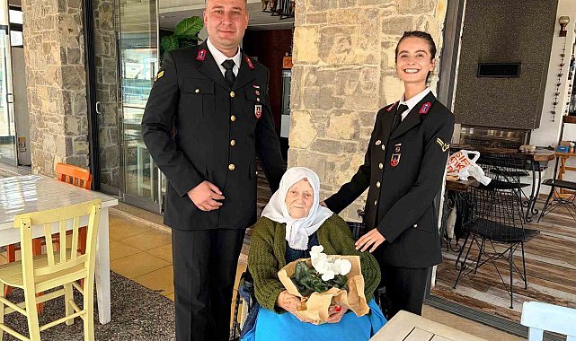 Jandarma ekipleri Yaşlılar Haftası'nda 98 yaşındaki Muzaffer nineyi yalnız bırakmadı
