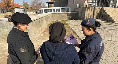 Jandarma vatandaşları kadına şiddetli mücadele konusunda bilgilendirdi