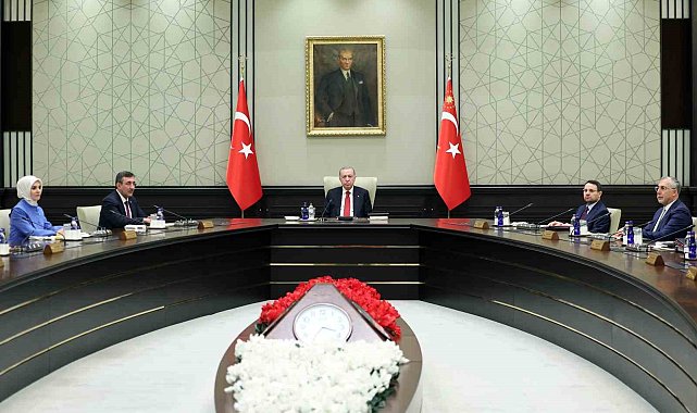 Kabine Toplantısı, Cumhurbaşkanı Recep Tayyip Erdoğan'ın başkanlığında Beştepe'de başladı.