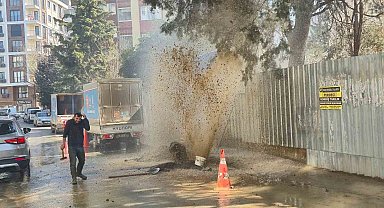 Kadıköy'de inşaat çalışmasında boru patladı: Sular apartman boyunu aştı