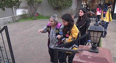 Kadıköy'de yangın paniği: Yaşlı kadın dumandan etkilendi