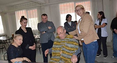 Kadın doktorlardan yaşlılara sıcacık dokunuş
