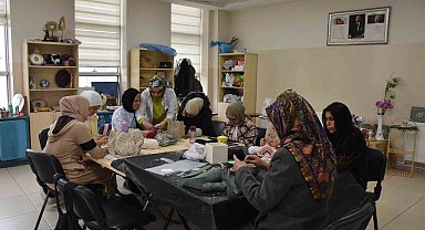 Kadınlar hem öğreniyor hem aile bütçesine katkı sağlıyor