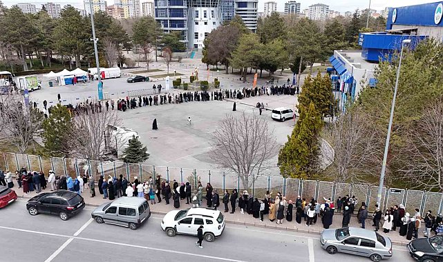 Kadir Gecesi'nde kutsal emanetler için uzun kuyruklar oluştu