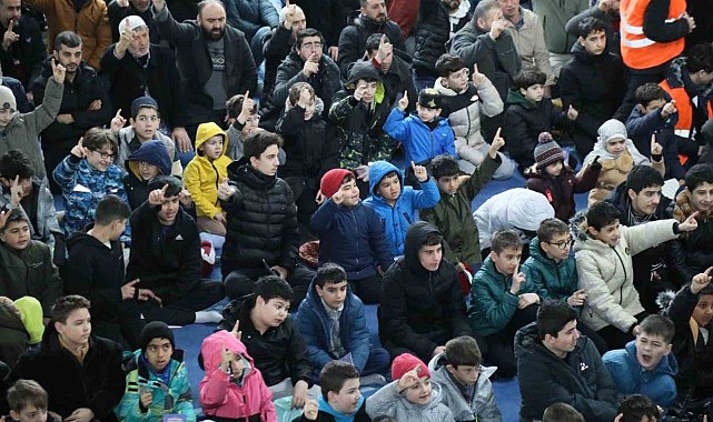 Kağıthane'de 'Gençlik Uyanıyor Duada Buluşuyor' projesi ile camiye gelen çocuklara ödül dağıtıldı