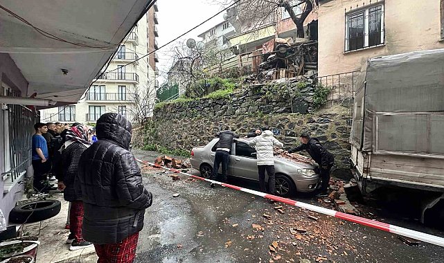Kağıthane'de bahçe duvarı aracın üzerine devrildi