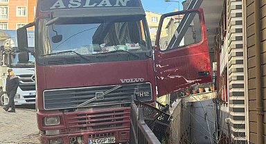 Kağıthane'de inanılmaz kaza: El frenini çekmeyi unuttuğu hafriyat kamyonunu durdurmaya çalışırken aşağı düştü