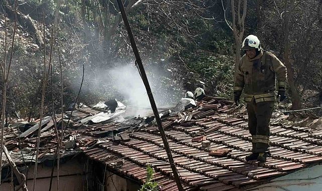 Kağıthane'de korkutan gecekondu yangını, evi yanan kadını mahalleli teselli etti