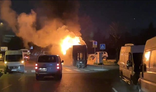 Kağıthane'de park halindeki midibüs alevlere teslim oldu