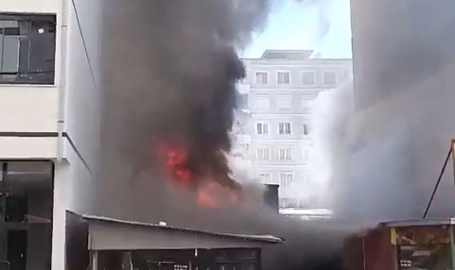 Kahramanmaraş'ta manavda çıkan yangını itfaiye söndürdü