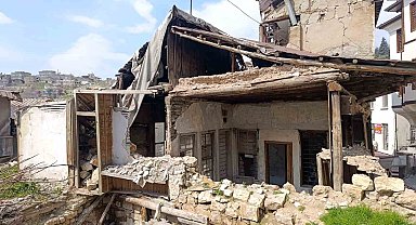 Kahramanmaraş'ta metruk binalar korku saçıyor