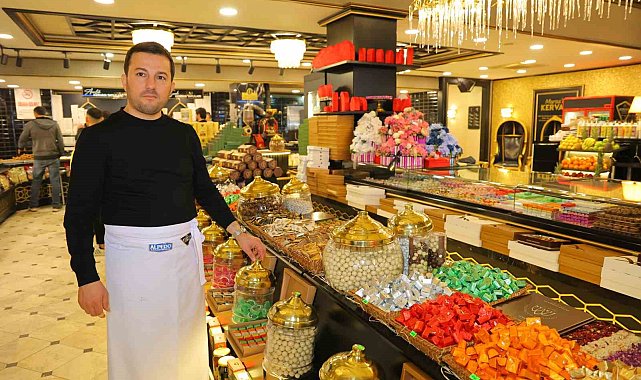 Kahramanmaraş'ta tezgahlar şeker ve çikolatalarla süslendi