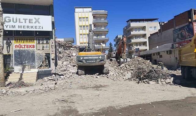 Kahta'da yıkım molozları esnafı mağdur ediyor