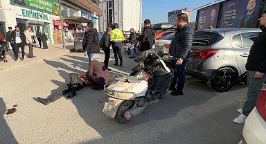 Kamyonetin açık kapısına çarpan motosiklet sürücüsü yaralandı